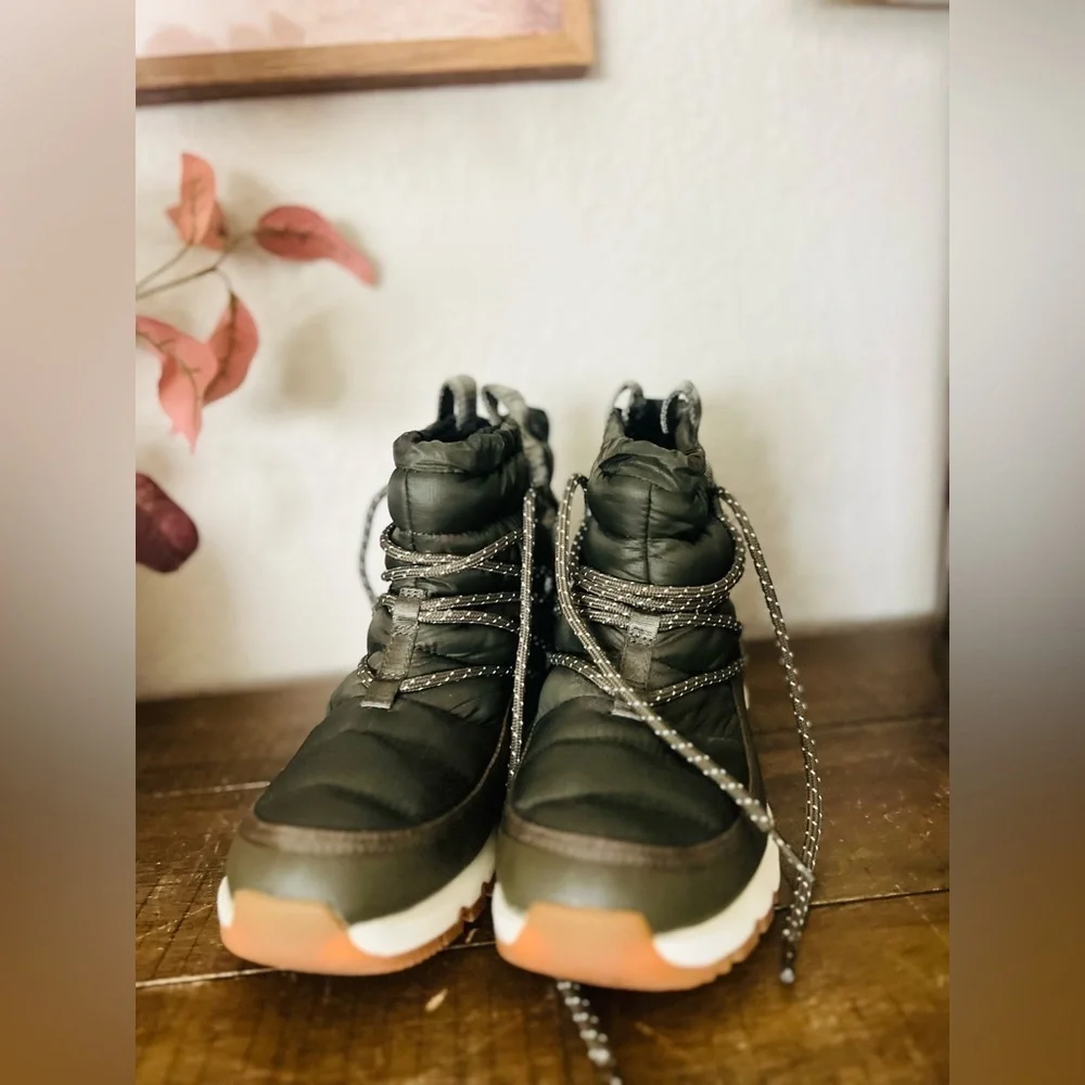 The North Face  ThermoBall Lace-Up WP Boots - Women's size 7